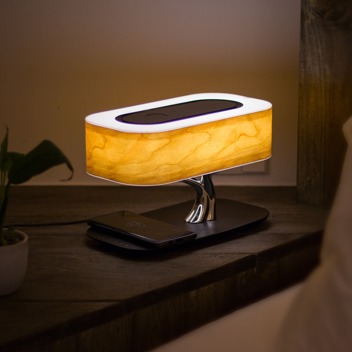 LED Tree Lamp – Touch Dimming, Wireless Charger & Bluetooth-Sound