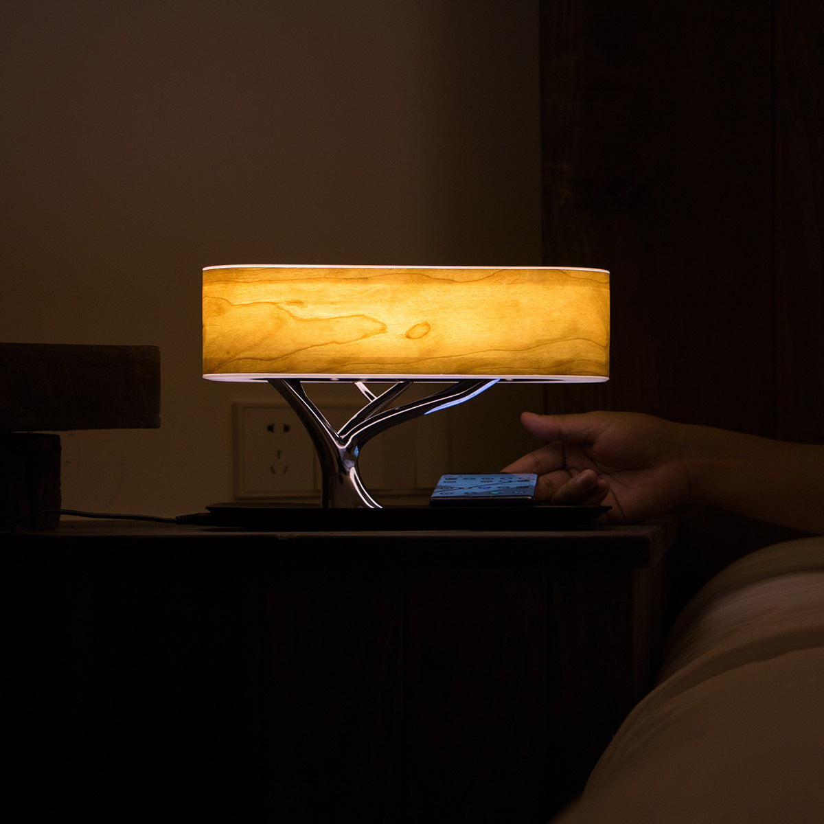 LED Tree Lamp – Touch Dimming, Wireless Charger & Bluetooth-Sound